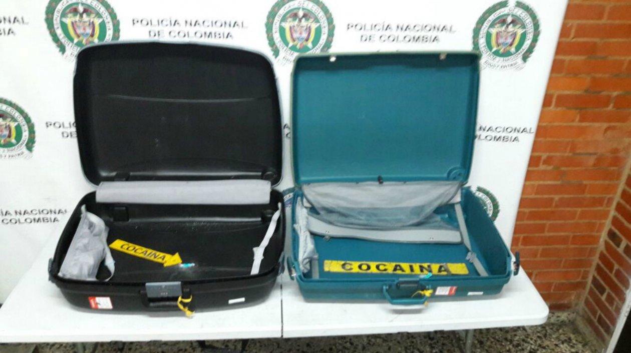 Maletas donde fue hallada la droga al viajero que pretendía tomar un vuelo hacia Barcelona.