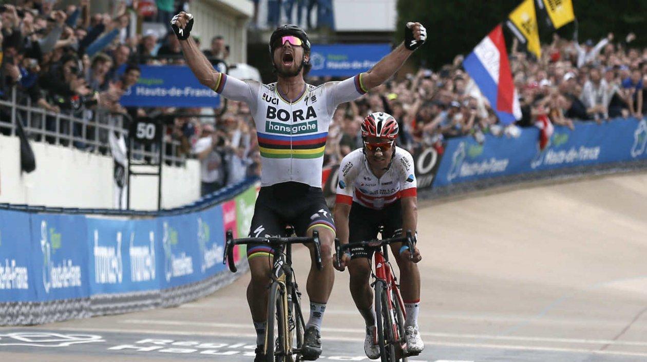 Peter Sagan a cruzar primero la línea de meta. 