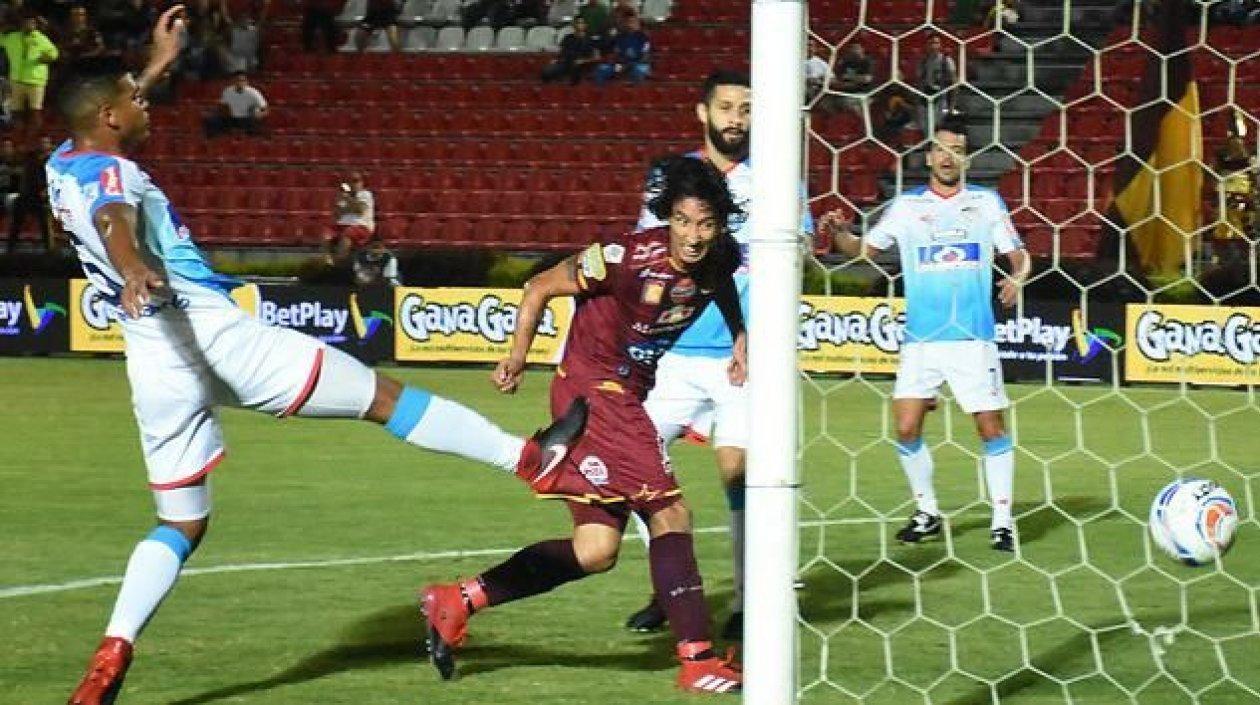 Rafael Robayo cabecea libre de marca para abrir el marcador en Ibagué.