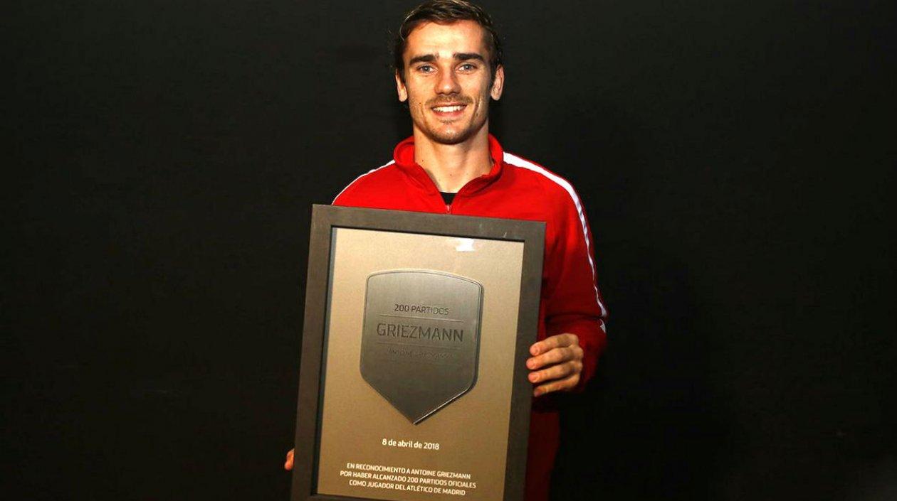 Antoine Griezmann con su placa. 