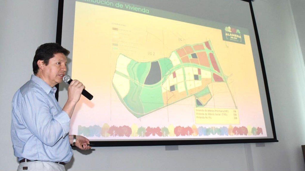 Juan Solano, presentando el proyecto Alameda del Río.