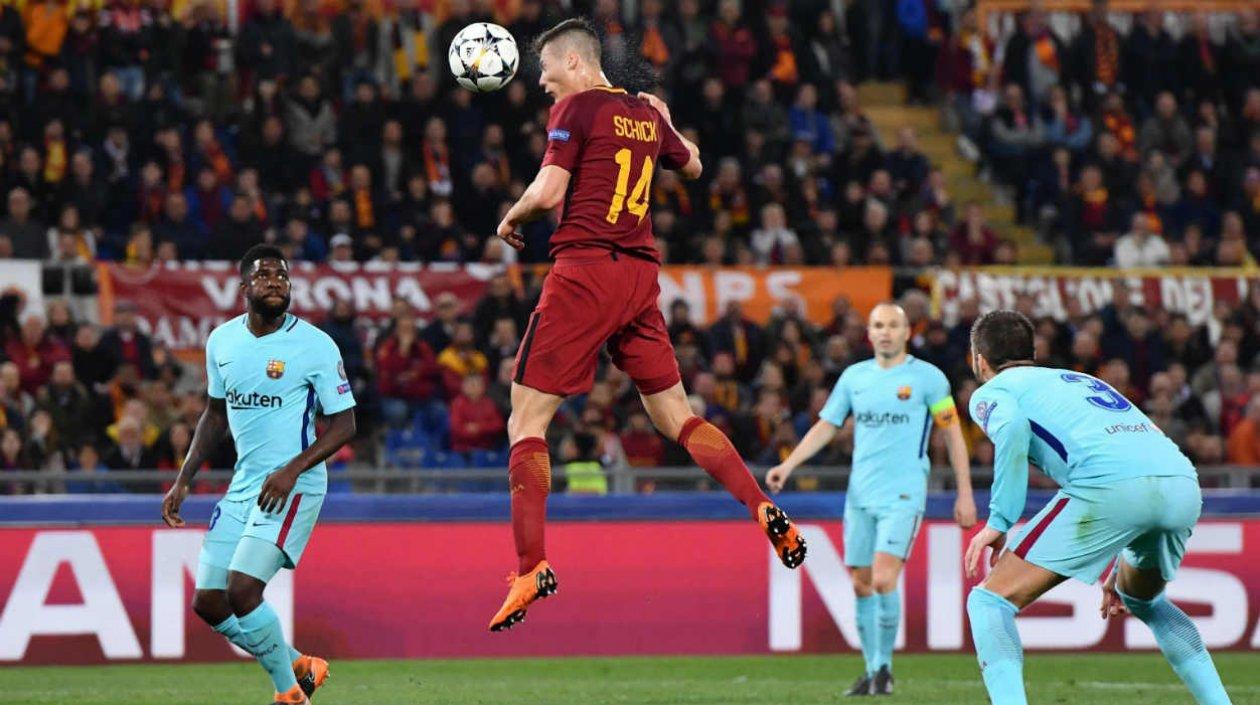 Patrik Schick cabecea la pelota ante la mirada de los defensores catalanes. 