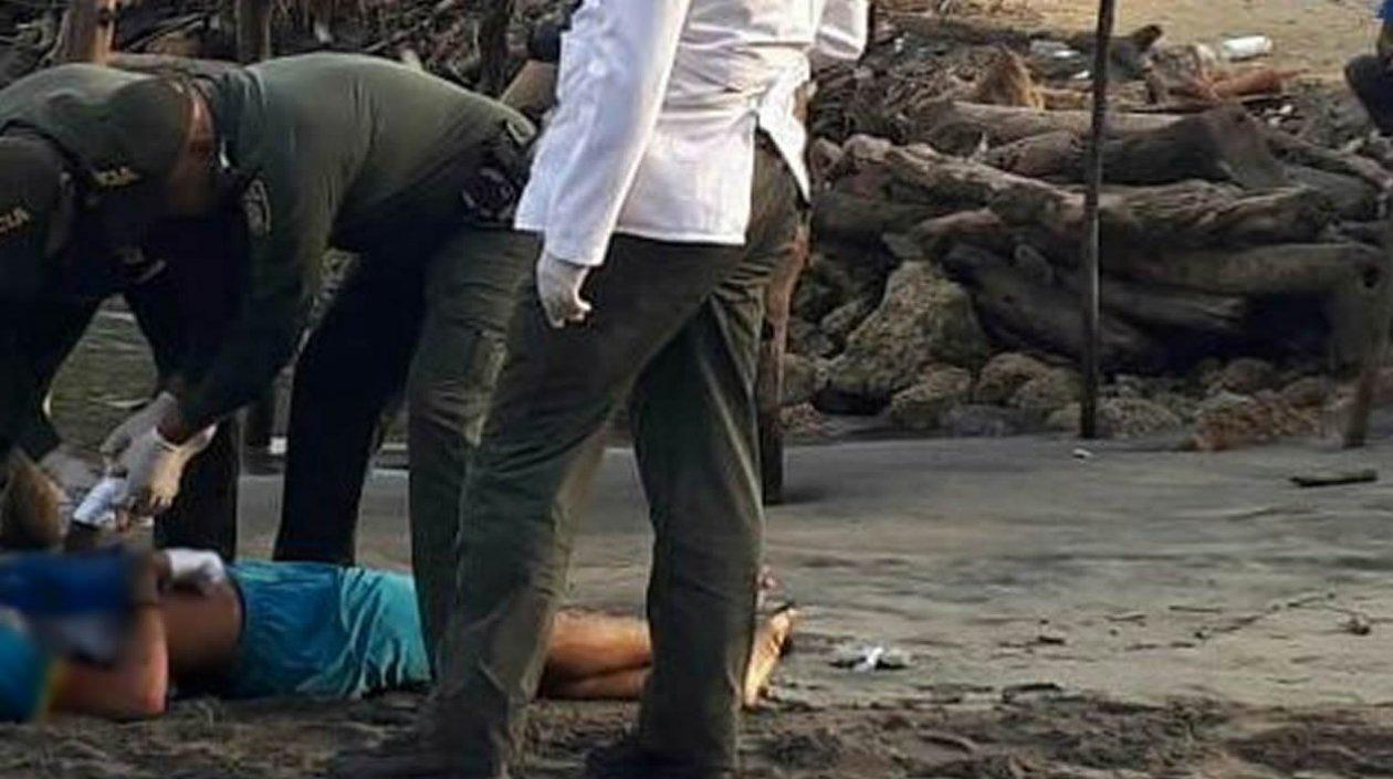 Momento en que autoridades practican la diligencia de levantamiento del cadáver.