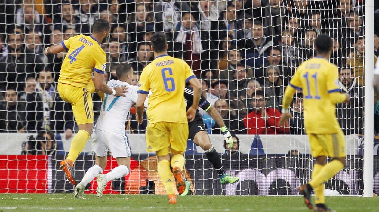 Acción polémica en el área sobre Lucas Vásquez. 