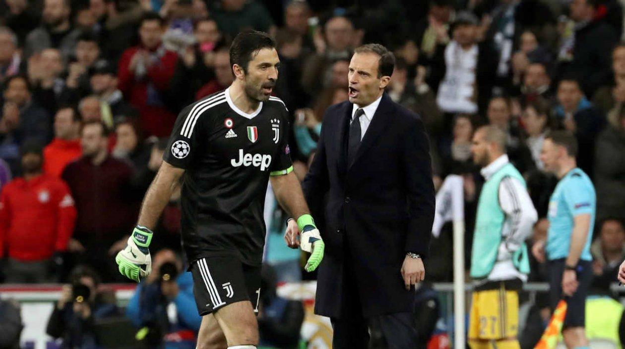 Buffon abandona la cancha ante la mirada de Massimiliano Allegri. 