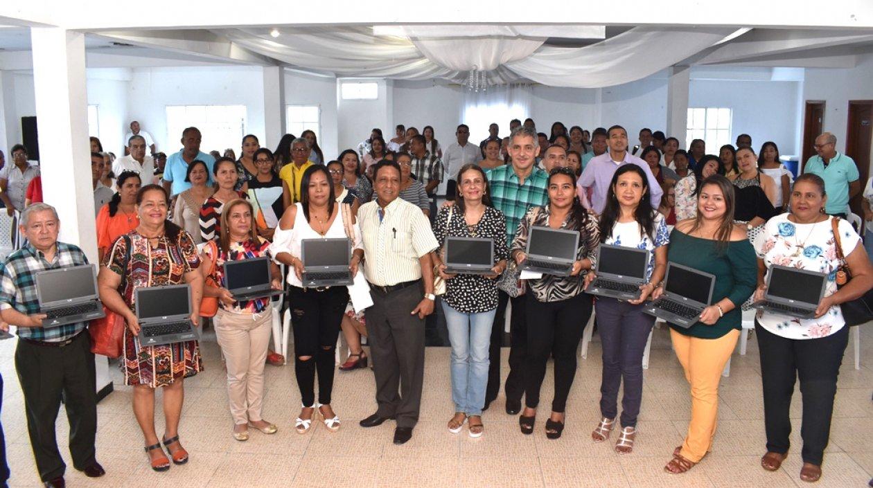 El Secretario de Educación Alex Solano, durante la entrega de los computadores.