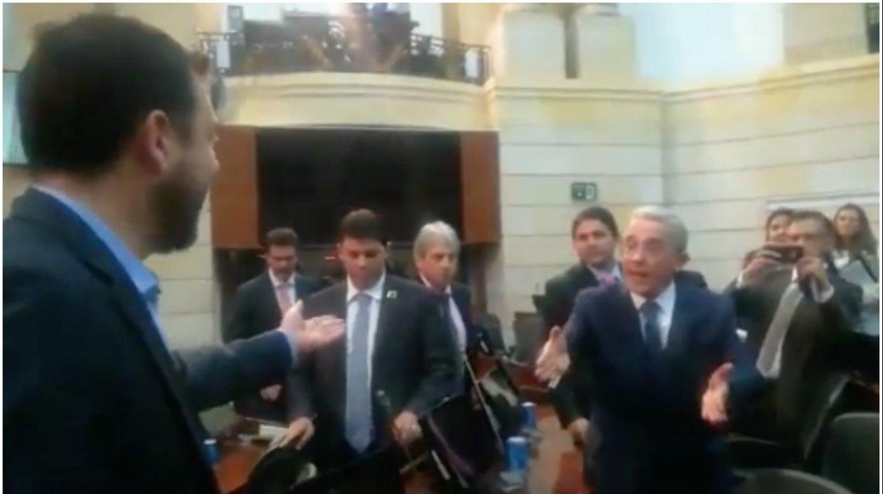 Momento en que el expresidente Uribe y Carlos Fernando Galán tienen un rifirrafe.