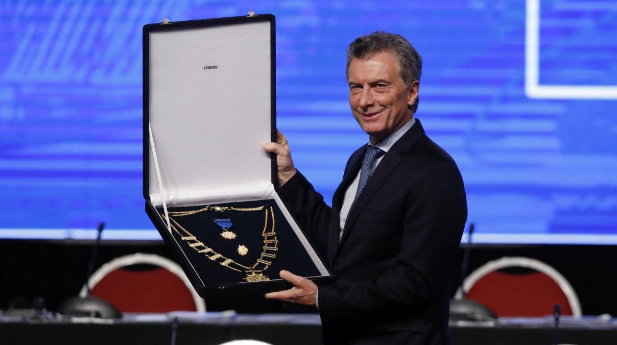 Mauricio Macri, presidente de argentina, con la distinción de la Conmebol.