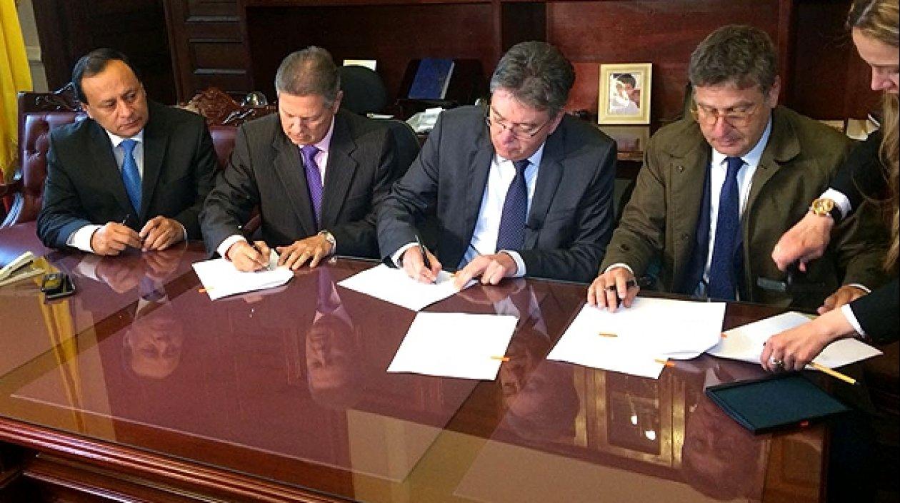 El ministro de Hacienda, Mauricio Cárdenas, radicó el proyecto que elimina los tres ceros ante la Secretaria General de la Cámara de Representantes.