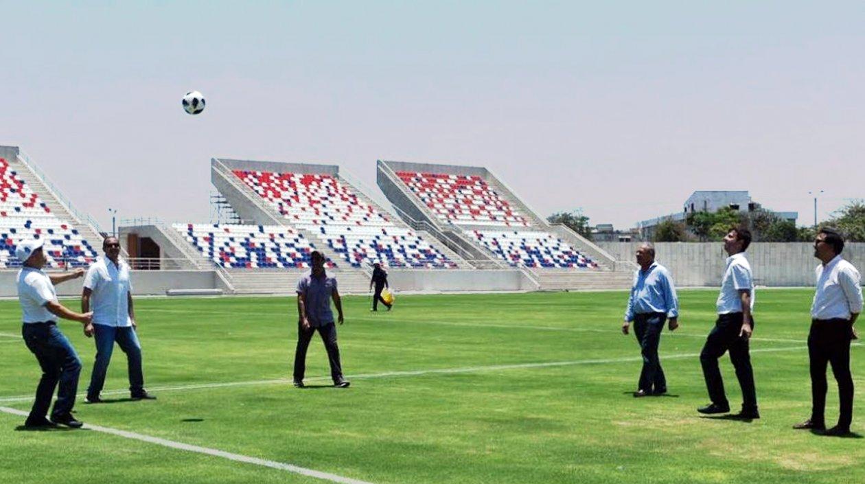 Alejandro Char juega sobre la nueva cancha del Romelio Martínez. 
