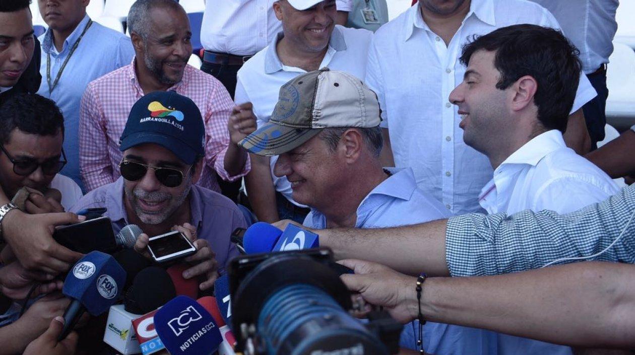 Alejandro Char habla por teléfono con Mauricio Sulaimán. 