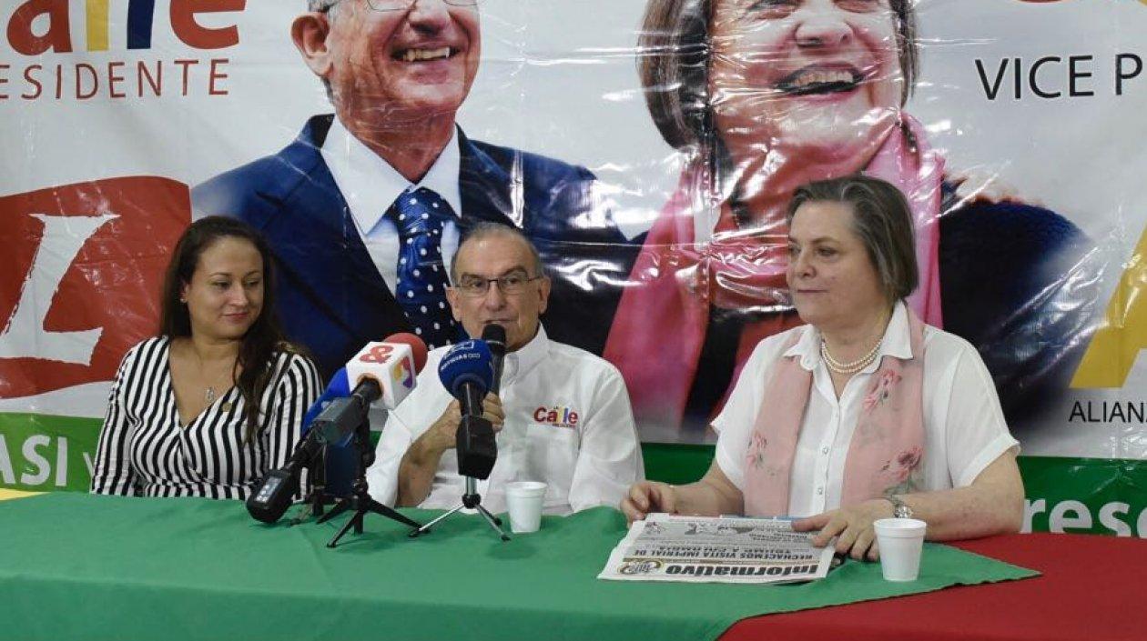 Berenice Bedoya, presidente ASÍ; el candidato Humberto De la Calle y Clara López, su fórmula vicepresidencial.