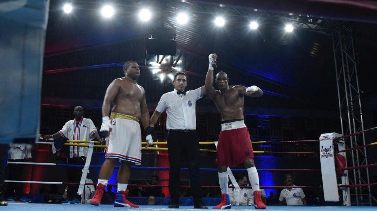 Cristian Salcedo celebrando la victoria y el pase a cuartos de final.