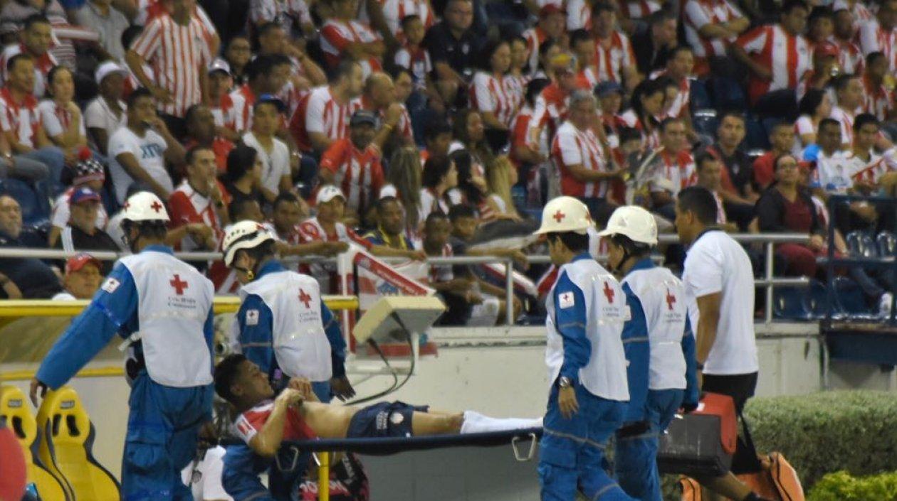 Teófilo Gutiérrez sale en camilla durante el partido ante Santa Fe. 