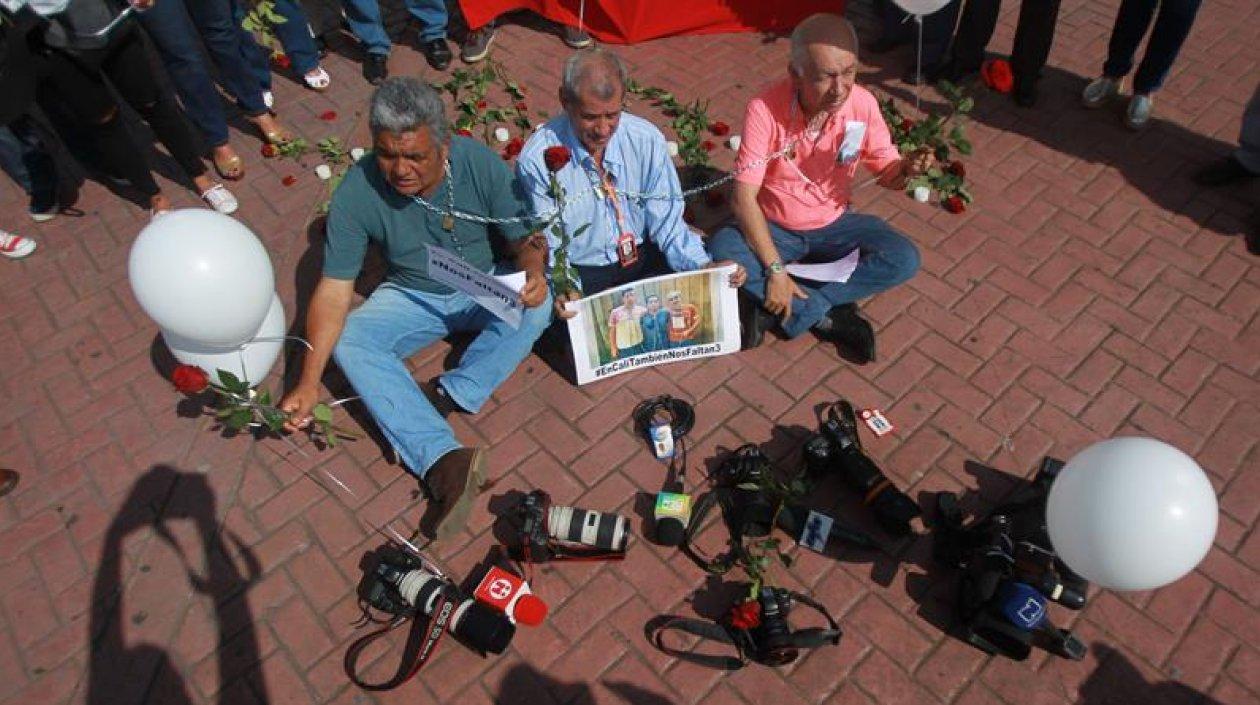 Periodistas ecuatorianos protestan tras el asesinato del equipo del Diario El Comercio.