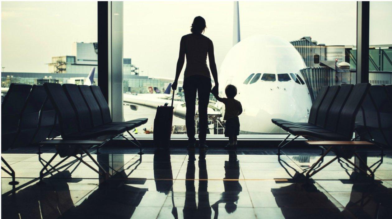 Todos los adultos que lleven niños menores de 7 años deben llevar el registro civil autenticado.