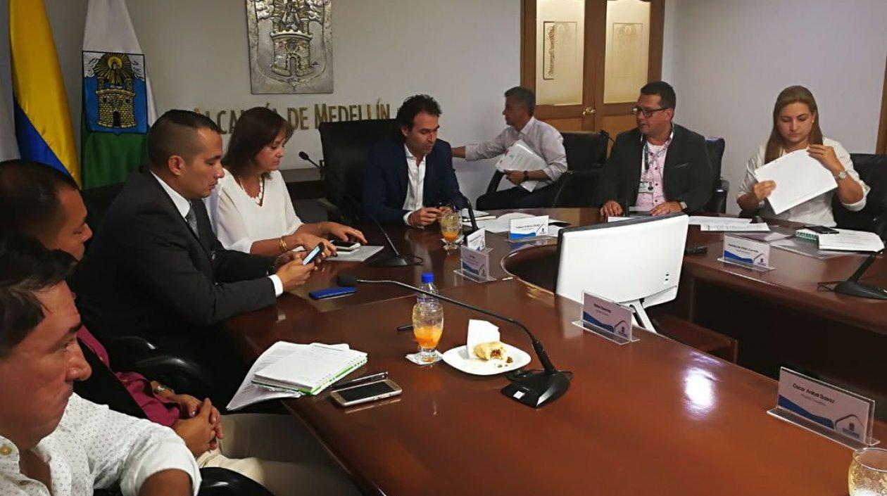 La Defensoría advirtió sobre nuevo desplazamiento masivo en el norte de Antioquia, Bajo Cauca y sur de Córdoba por combates entre bandas criminales, disidencias de Farc y ELN.