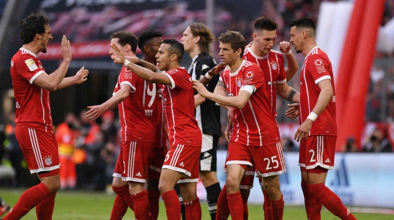 Jugadores del Baynern celebran una anotación. 