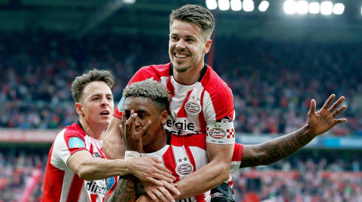 Santiago Arias celebra con sus compañeros una anotación. 