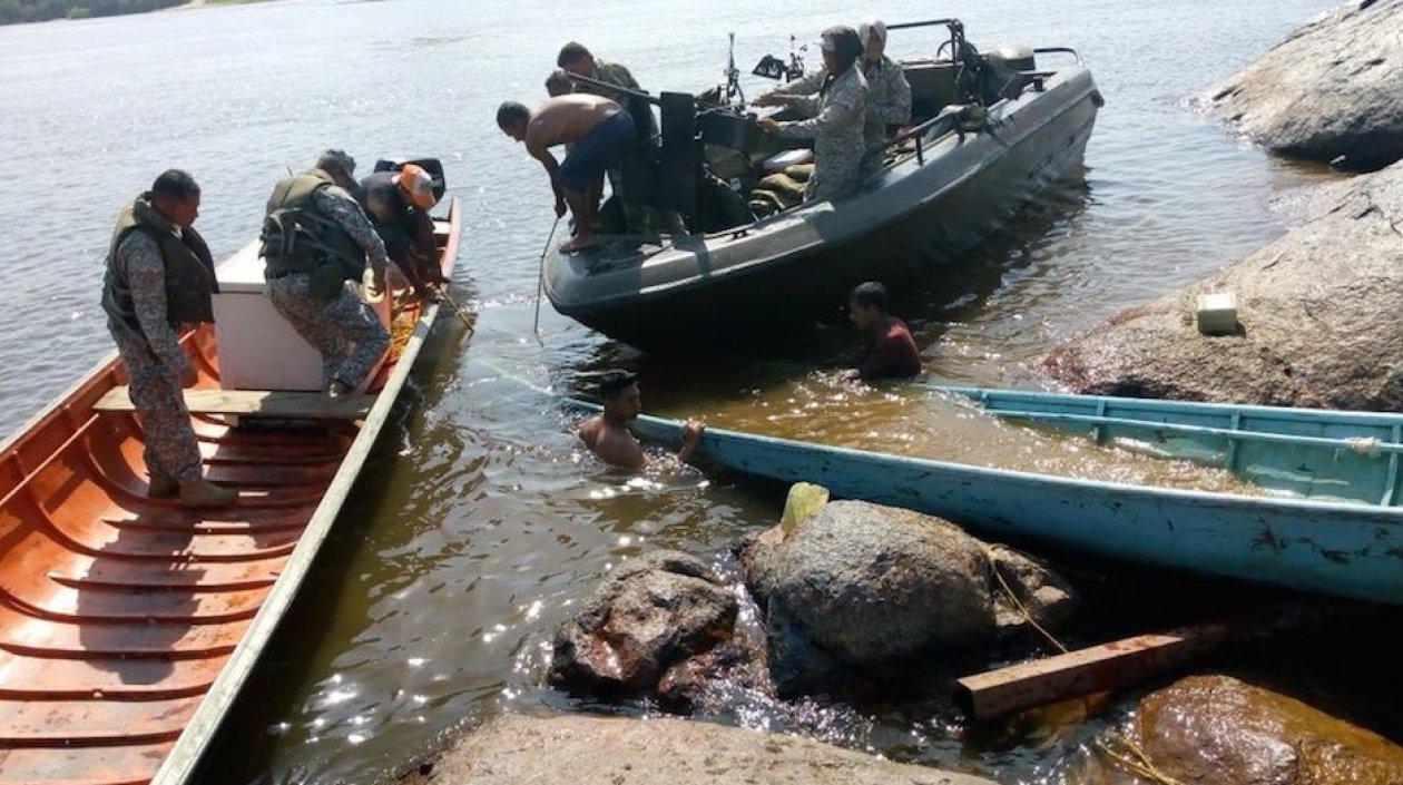 Momentos en que los dos venezolanos eran llevados a tierra firme.