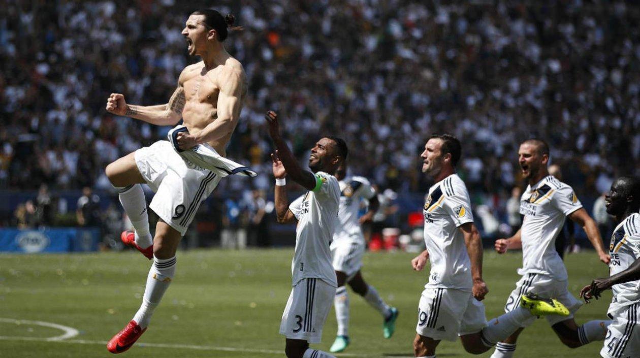 Zalatan Ibrahimovic celebra un gol con el Angles Galaxi. 