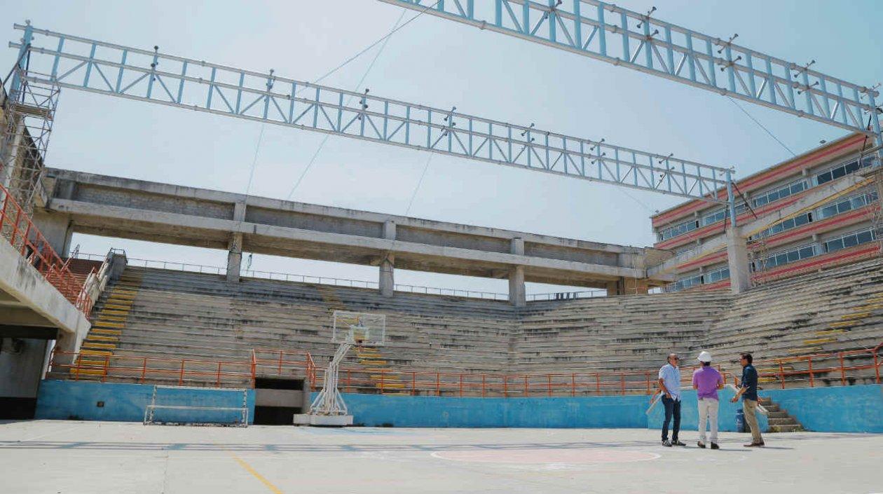 Obras de instalación de la cubierta del Coliseo Chelo De Castro.
