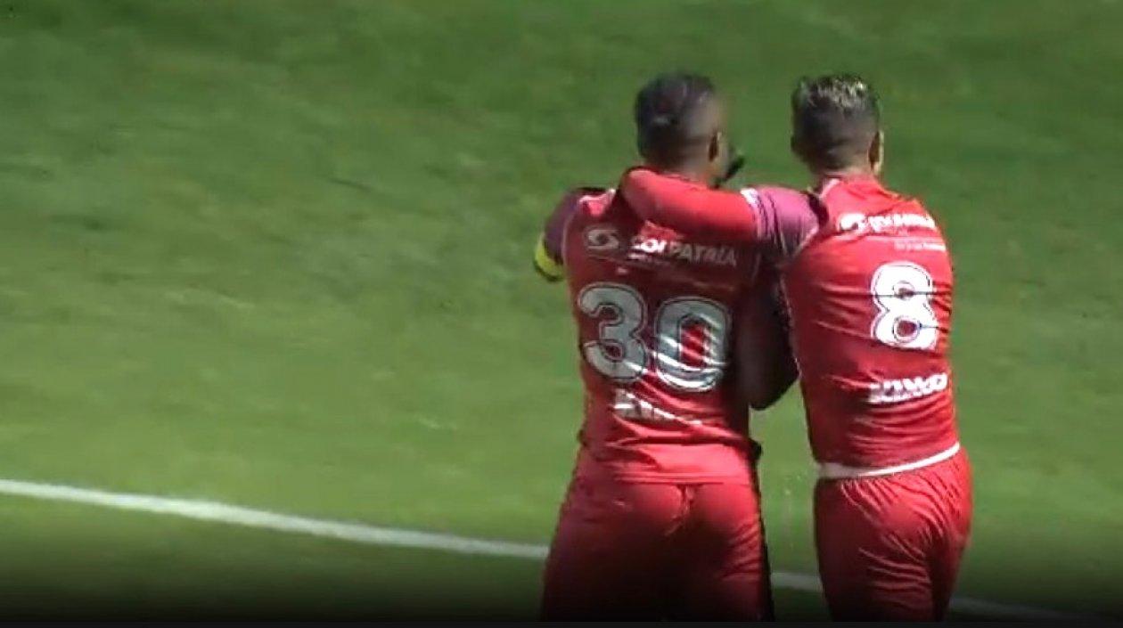 Iván Rivas celebrando la apertura del marcador con Mario Alvarez.
