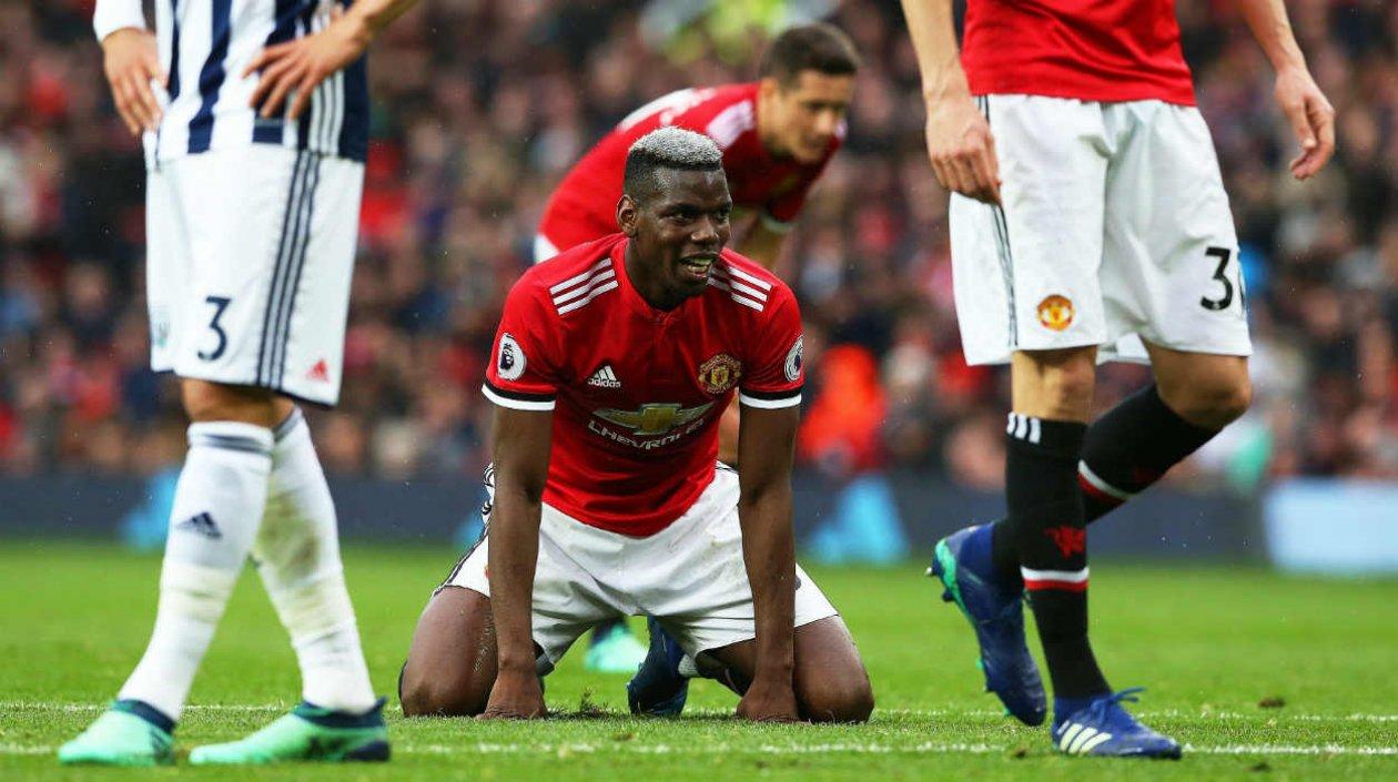 Paul Pogba el el piso en el partido. 