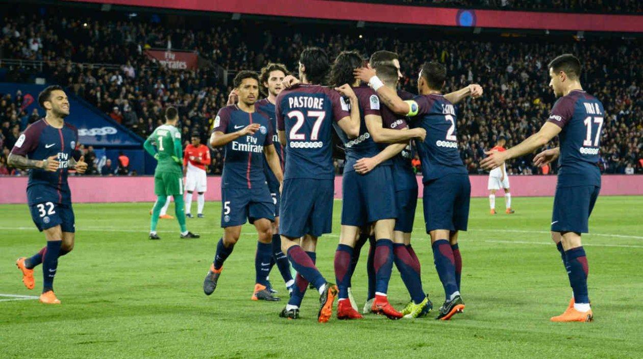 Jugadores del PSG celebran el título. 