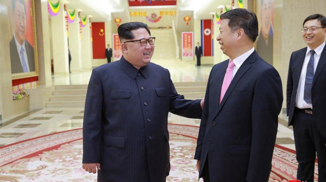 El líder norcoreano, Kim Jong-un y el director de relaciones internacionales del Partido Comunista de China (PCCh), Song Tao.