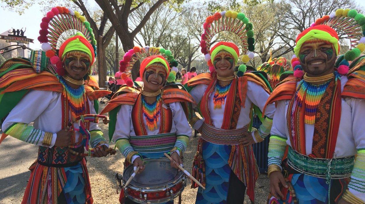 Danzantes del Carnaval de blancos y negros en Estados Unidos.