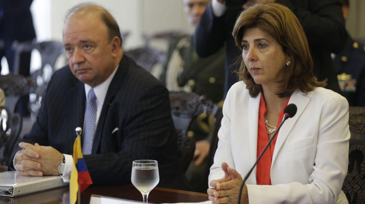 La canciller colombiana, María Ángela Holguín (d), y el ministro de la Defensa colombiano, Luis Carlos Villegas