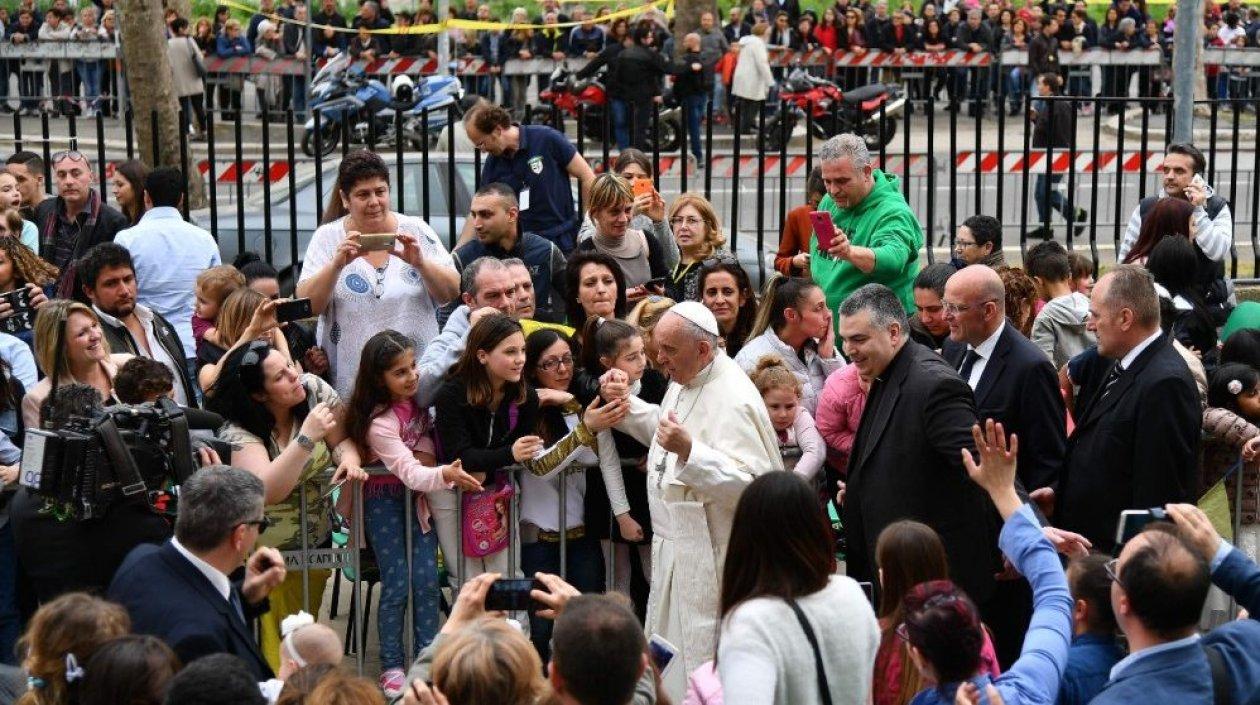 El Papa Francisco visitó una parroquia en el barrio de Corviale.