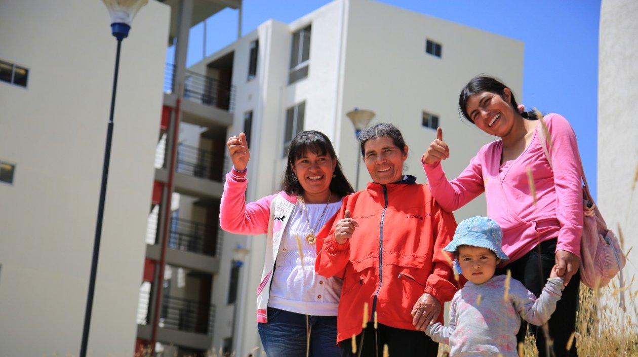 El déficit habitacional se redujo un 50%. Se construyeron más de millón y medio de viviendas, de las cuales 135 mil fueron casas gratis en los centros urbanos y 165 mil en las áreas rurales para los más pobres.