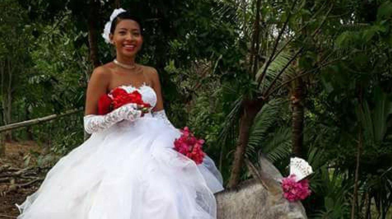 La novia en burro, quien aún no ha sido identificada.
