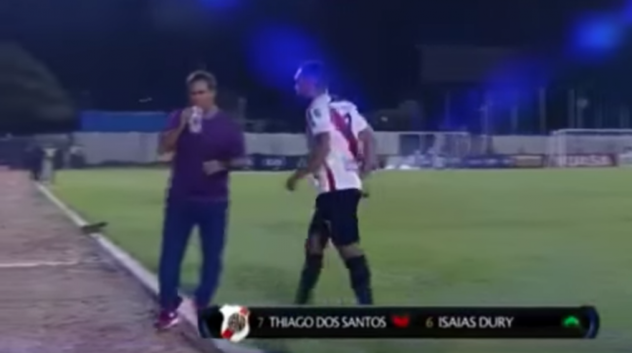 Momento de la agresión del jugador al DT. 
