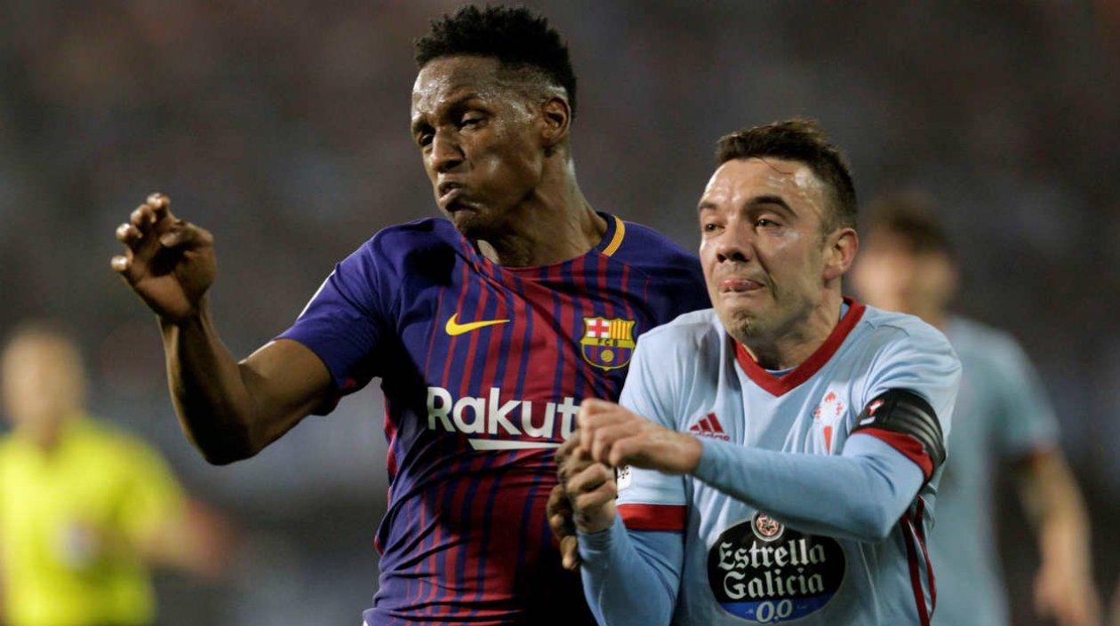  El defensa colombiano del FC Barcelona, Yerry Mina (i), disputa el balón ante el delantero del Celta de Vigo, Pione Sisto.