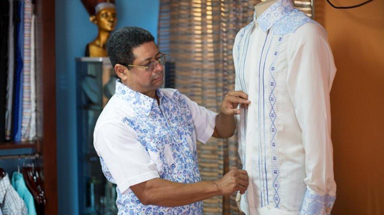 Sastre crea una guayabera en República Dominicana.