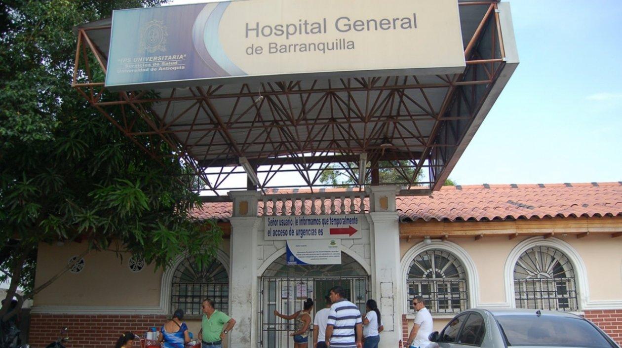 La mujer herida a bala es atendida en el Hospital General de Barranquilla.