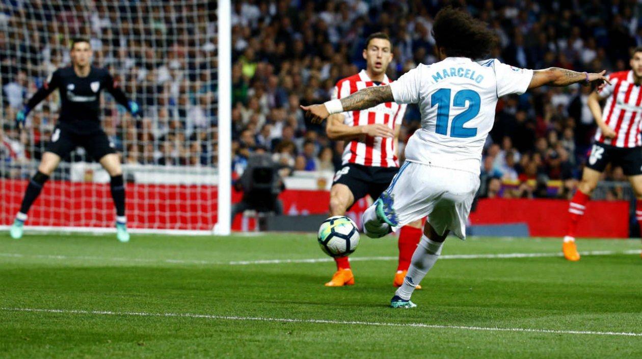 Marcelo intenta un tiro de media distancia ante Kepa. 