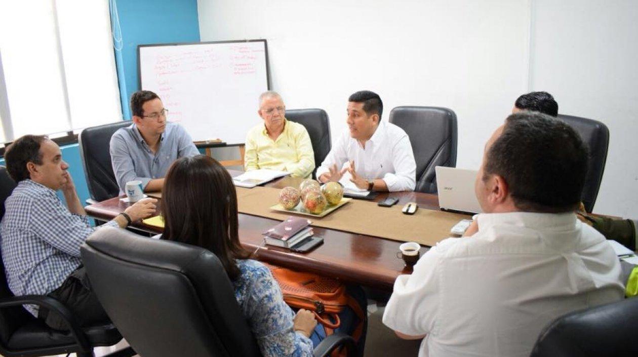 Los delegados de las entidades oficiales reunidos en el Área.