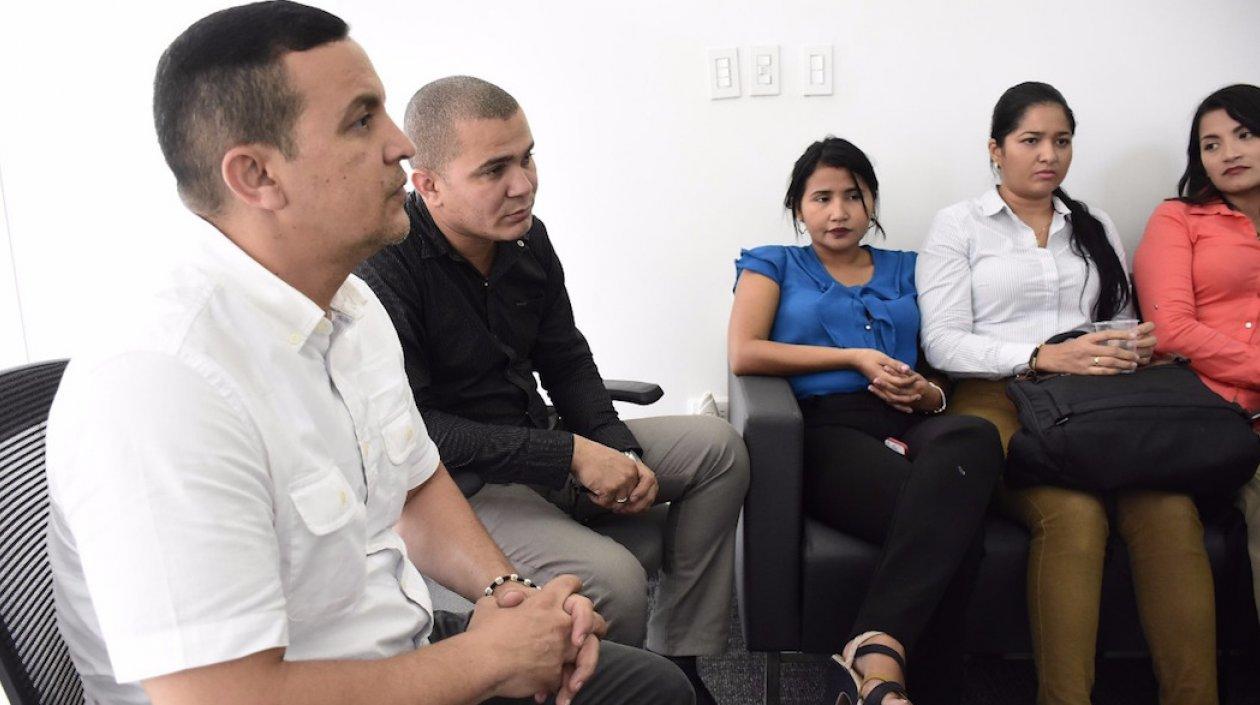 Integrantes de Sintrapichincha explicando la situación laboral.