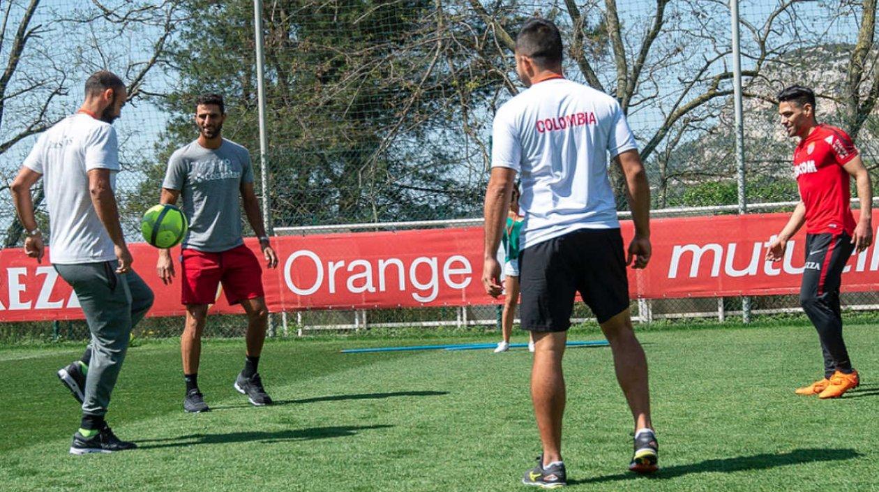 Juan Sebastián Cabal juega con la pelota ante la mirada de Robert Farah y Falcao García. 