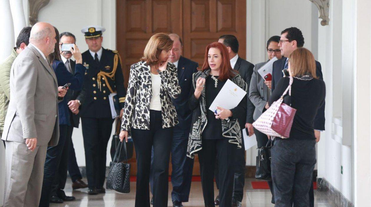 La canciller María Ángela Holguín junto a su homóloga ecuatoriana, María Fernanda Espinosa.