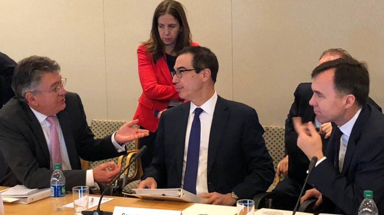  Mauricio Cárdenas, ministro de Hacienda, gestionando el plan de rescate financiero para Venezuela.