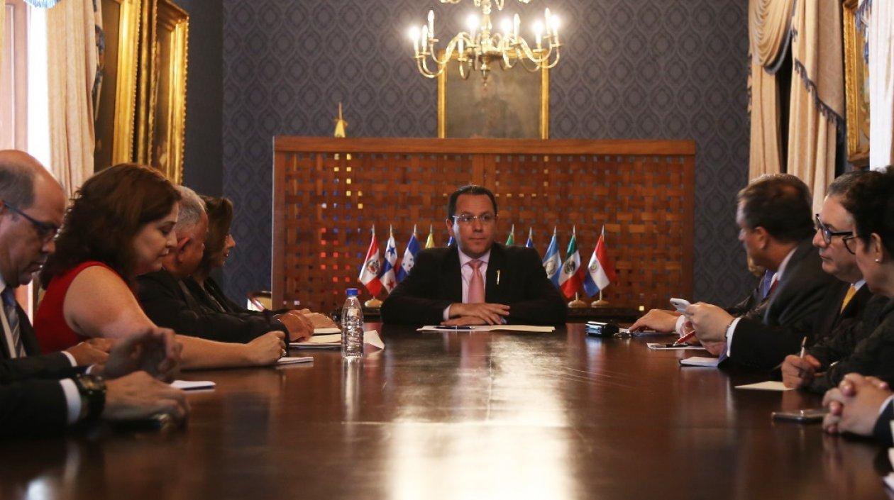 La Cancillería venezolana informó hoy que entregó la nota de protesta a Colombia.