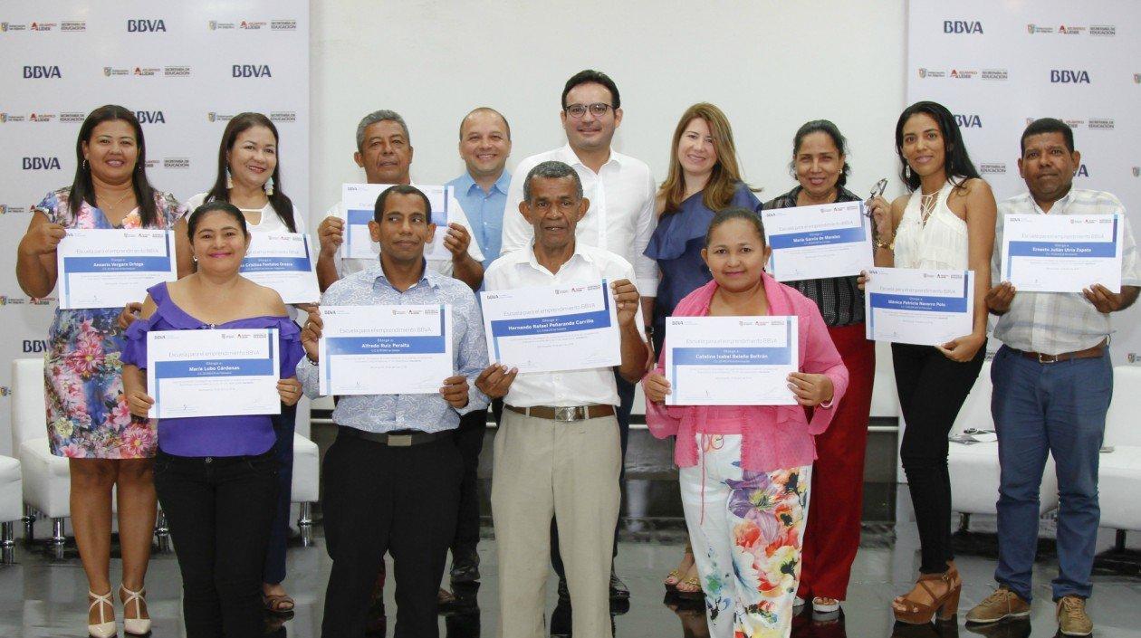 Varios de los docentes con su diploma junto al Secretario de Educación, Dagoberto Barraza.