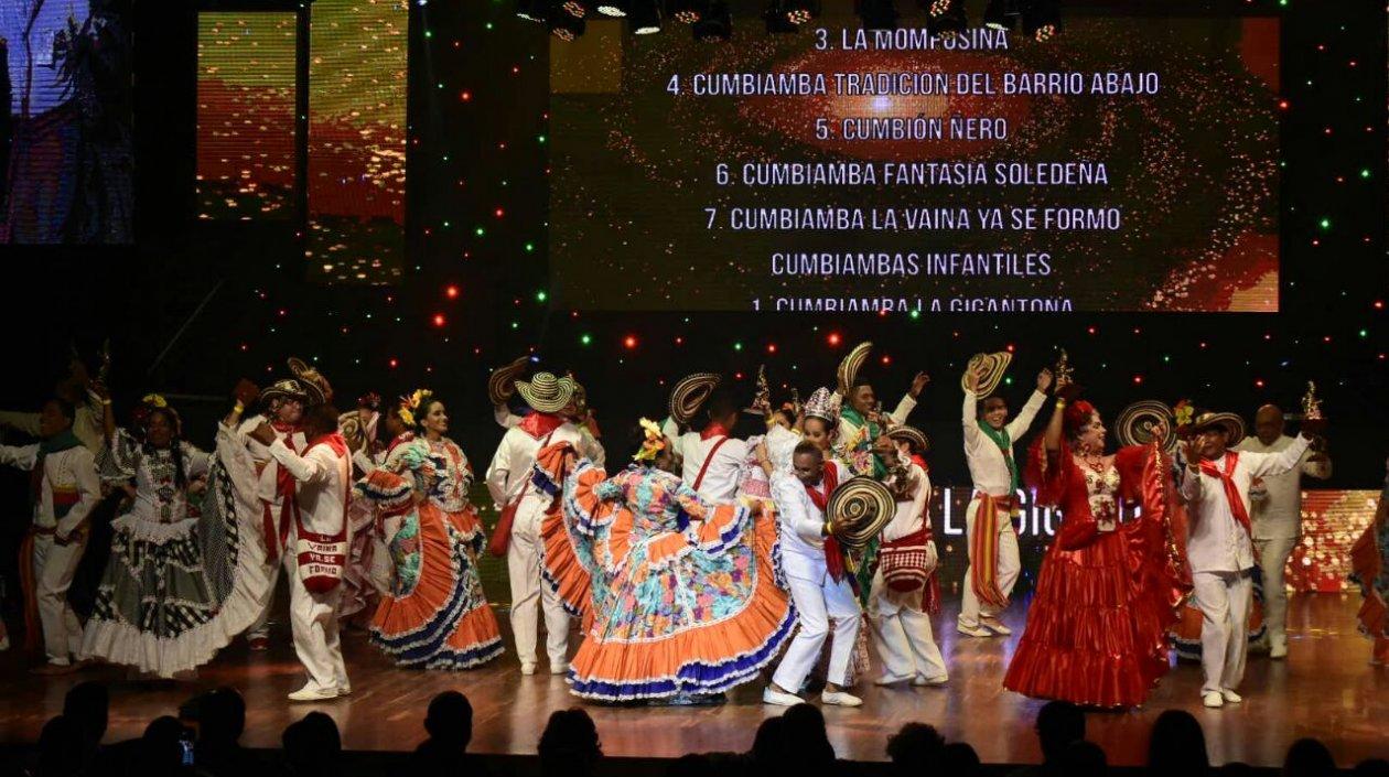 Presentaciones folclóricas brillaron en la Noche de los mejores.