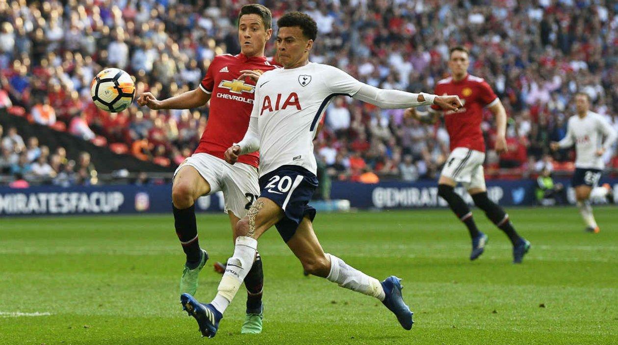 Ander Herrera disputa la pelota con Dele Alli.