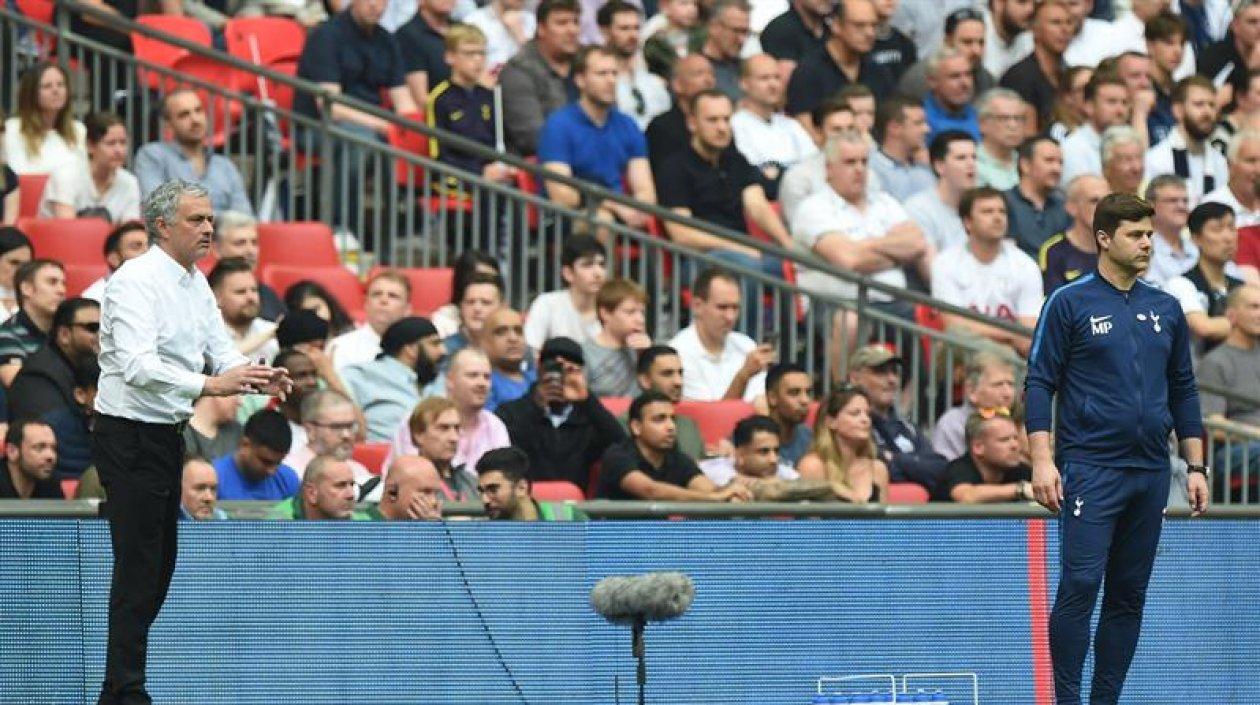 El técnico de Manchester United, José Mourinho y el entrenador del Tottenham, Mauricio Pochetino.